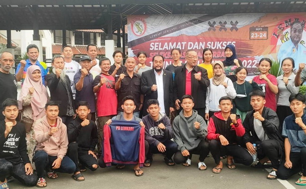 Leonardy Harmainy bersama karateka yang akan ke Kejurnas.