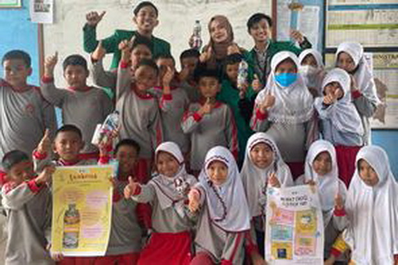 Mahasiswa KKN bersama siswa SDN 10 VI Suku Kota Solok.