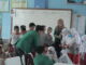Mahasiswa Unand saat mengajarkan murid SD mengolah sampah plastik.
