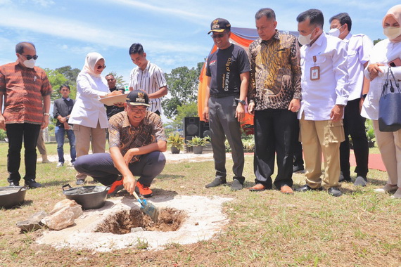 Peletakan batu pertama dimulainya pembangunan kantor vmbaru Loka BPOM Payakumbuh.