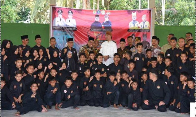 Bupati Padang Pariaman Suhatri Bur berfoto bersama panitia pelaksana dan pesilat peserta sirkuit PPS SMI.