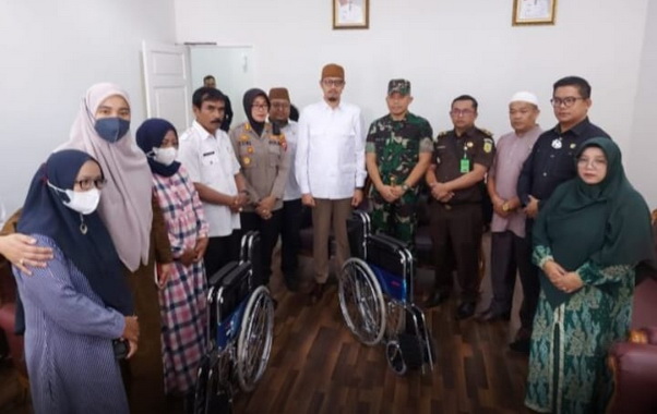 Wako Bukittinggi serahkan bantuan kepada 11 orang warga tidak mampu di Bukittinggi untuk berobat dan 2 unit kursi roda.