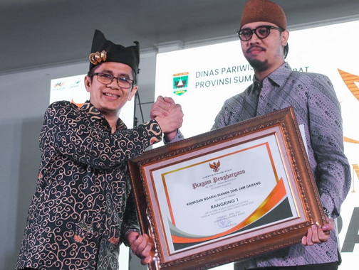 Wako Bukittunggi Erman Safar menerim penghargaan dalam anugrah pariwisata 2022.