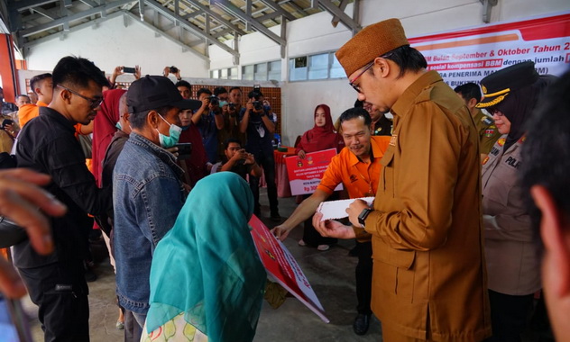 Wako Erman Safar saat menyaksikan pemberian BLT BBM.