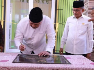 Wako H. Zul Elfian Umar saat menandatangani prasasti.