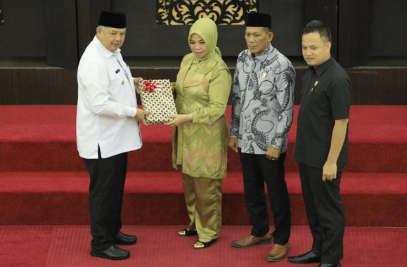 Wako H. Zul Elfian menyerahkan berkas nnota penjelasan kepada Ketua DPRD Kota Solok.