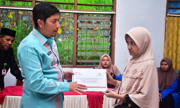 Wali Kota Sawahlunto, Deri Asta saat mneyerahkan zakat.
