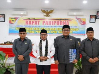 Bupati Tanah Datar Eka Putra Bersama Pimpinan DPRD Tanah Datar.