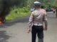 Sat.Lantas Polres Tanah Datar sibuk mengatur lalulintas di tempat kejadian.