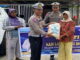 Kasat Lantas AKP Juliasman sedang memberikan paket kepada masyarakat kurang mampu.