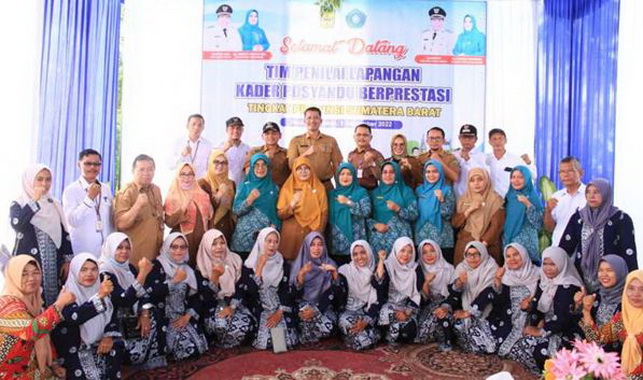 Sekdakab Padang Pariaman Rudy Repenaldi Rilis berfoto bersama tim penilai, pembina dan pengelola Posyandu Nagari Seulayat Ulakan.