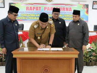 Wakil Bupati Richi Arpian menandatangani berita acara pengesahan Remperda menjadi Perda disaksikan oleh Ketua dan Wakil DPRD.