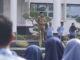 Bupati Eka Putra saat memimpin apel gabungan.