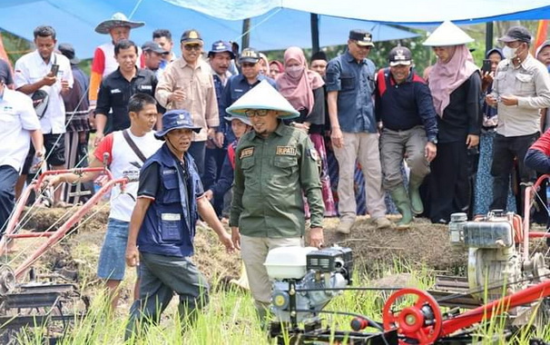 Bupati Eka Putra saat meninaju pelaksanaan bajak gratis.