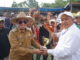 Bupati Eka Putra menyerahkan piala kepada pemenang.