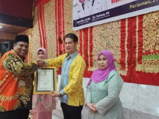 Bupati Padang Pariaman Suhatri Bur menyerahkan piagam penghargaan pada pisah sambut Kejari Pariaman.