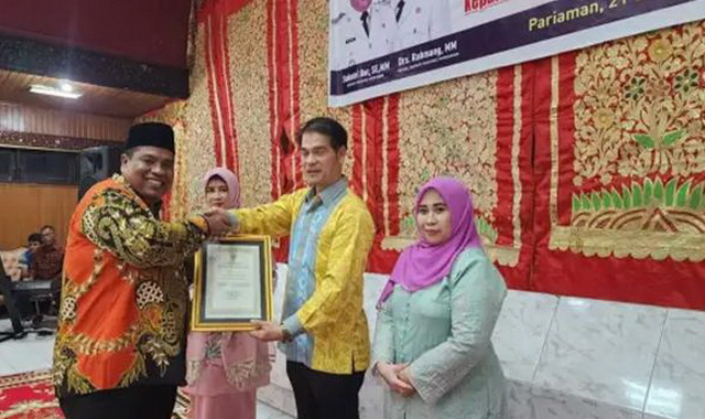 Bupati Padang Pariaman Suhatri Bur menyerahkan piagam penghargaan pada pisah sambut Kejari Pariaman.