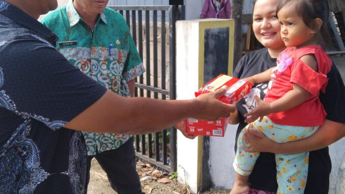 Cegah Stunting, Duo Lurah Di Payakumbuh Barat Serahkan Bantuan Susu dan Makanan Tambahan Buat Balita