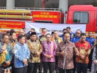 Gubernur DKI Anies Baswedan saat penyerahan hibah 14 unit mobil pemadam kebakaran (Damkar). Satu unit di antaranya dihibahkan ke Pemkab Padang Pariaman.