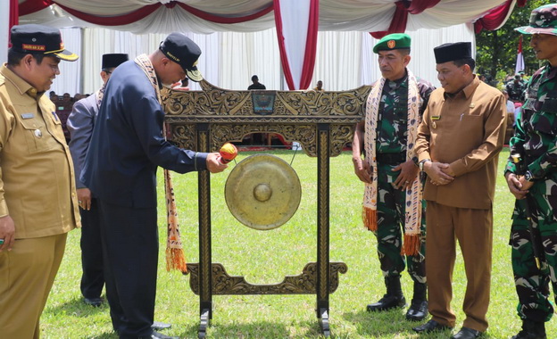 Gubernur Mahyeldi TMMD ke-115 di Lapangan Bola INS Kayu Tanam Kabupaten Padang Pariaman.