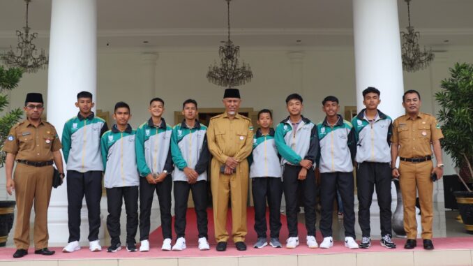 Gubernur Mahyeldi bersama peserta Gala Siswa Indonesia Sekolah Menengah Pertama (GSI - SMP) Sumbar.