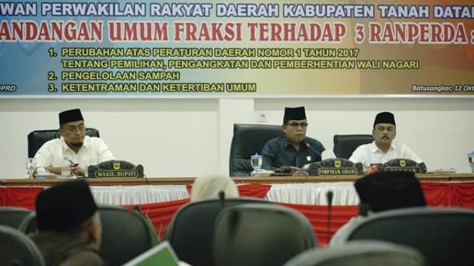 Hadiri Sidang DPRD, Wabup Tanah Datar Simak Penyampaian Pemandangan 8 Fraksi Terhadap 3 Ranperda