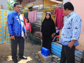 Kadis PUPR Payakumbuh Muslim meninjau bantuan sambungan baru air bersih bagi Masarakat Berpenghasilan Rendah.