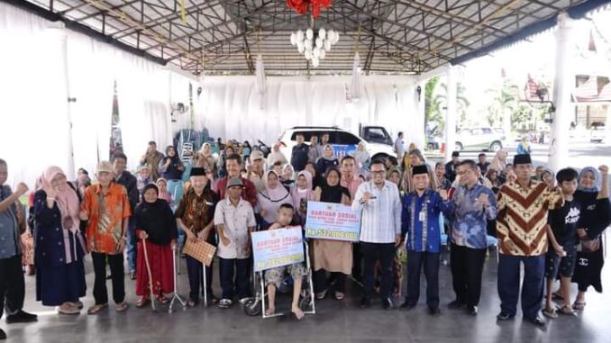 Pemda Tanah Datar Kucurkan Bansos, 462 Lansia Dan Disabilitas Terima Manfaat