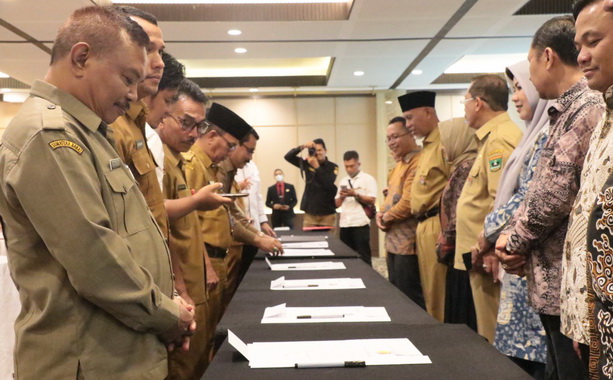 Penandatanganan pakta integritas kepala daerah se Sumbar.
