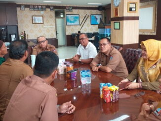 Pengurus PGRI Kota Padang saat beraudiensi dengan Sekdako Padang, Andre Algamar.