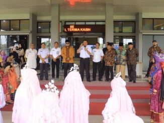 Pj. Wako Payakumbuh menerima pawai khatam alquran di lobby kantor Balaikota Payakumbuh.