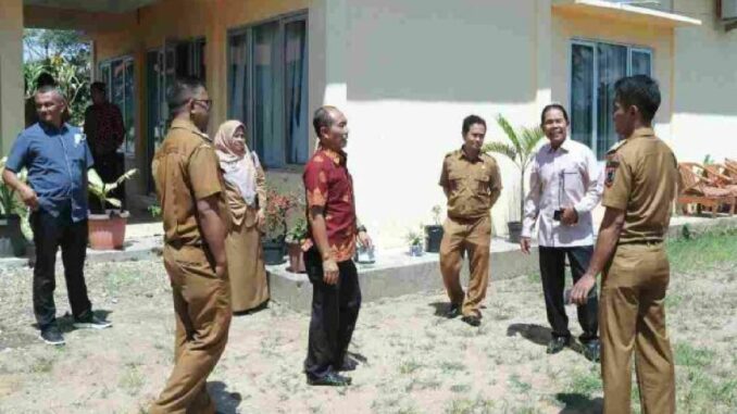 Rombongan komisi A di kantor Camat Latina