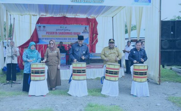 Dengan didampingi Bupati Padang Pariaman Suhatri Bur dan Ny. Rita Suhatri Bur, Gubernur Sumbar Mahyeldi melaunching Aplikasi Korma dan ODF.