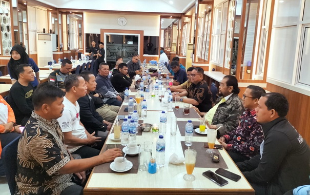 Silaturahmi perwakilan Pengprov Lemkari se-Indonesia di salah satu rumah makan di Padang.