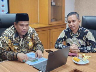 Dengan didampingi Kadis Kominfo Zahirman Bupati Padang Pariaman Suhtri Bur mengevaluasi program Smart City.