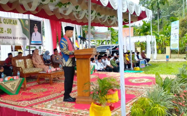 Wakil Bupati Pasaman Sabar AS saat menutup pelaksanaan MTQ Nasional tingkat Kabupaten Pasaman yang ke 50.