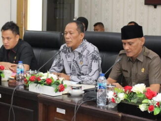 Wakil Ketua DPRD kota Solok, Efriyon Coneng dan Bayu Kharisma serta Rusdi Saleh saat Menfasilitasi Hearing Masalah Tanah Konsolidasi.