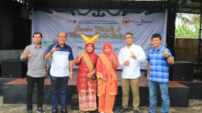 Wako Payakumbuh bersama ketua DPRD Propinsi Sumbar dan Kadis Parpora Payakumbuh usai menyaksikan lomba membaca dan menulis tingkat SLTA se Sumbar di Agam Jua Part Payakumbuh
