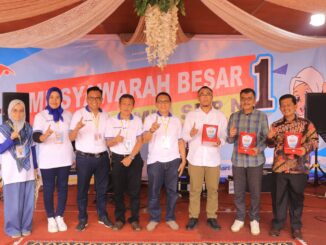 Wako Payakumbuh bersama panitia mubes Iluni SMP 1 Payakumbuh dan Kepsek Devimarlitdra.