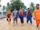 Wako dan wawako Solok saat turut mengevakuasi korban banjir.