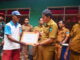 Wali Kota Sawahlunto Deri Asta menyerahkan bantuan.