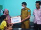 Wali Kota Sawahlunto saat menyerahkan Bansos.