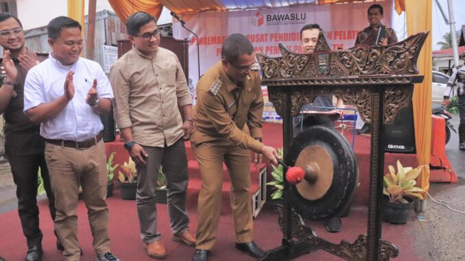 Deklarasi kampung pengawas pemilu di Kelurahan NDB ditandai dengan pemukulan Gong oleh Wako Rida Ananda,disaksikan Khadafi Komisioner Panwas Propinsi