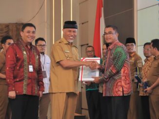 Gubernur Sumbar serahkan penghargaan kepada Wako Payakumbuh