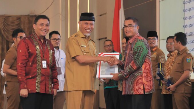 Gubernur Sumbar serahkan penghargaan kepada Wako Payakumbuh