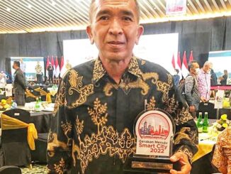 Kadis.Kominfo Payakumhuh mewakili Pj.Wako menerima penghargaan gerakan menuju Smart City dari Kemen.Kominfo RI di hotel Sahid Jaya