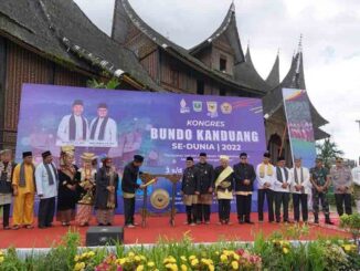 Wagub Sumbar Audy Joinaldi memukul gong pembukaan Konres Bundo Kanduang Sedunia