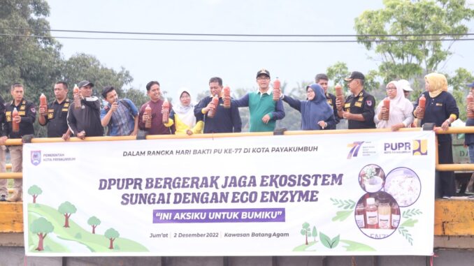 Wali Kota Payakumbuh Rida Ananda Dinas PUPR dan Dinas Lingkungan Hidup saat melakukan bersih-bersih Sungai Batang Agam
