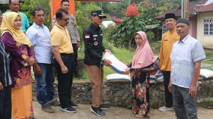6,2 ton cadangan pangan Limapuluh Kota disalur kepada 627 orang warga Koto Tangah yang nembutuhjsn oleh Bupati Syafaruddin