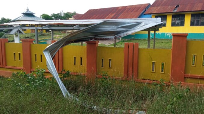 Atap SMA Negeri 8 Selayar Copot Diterjang Angin Kencang